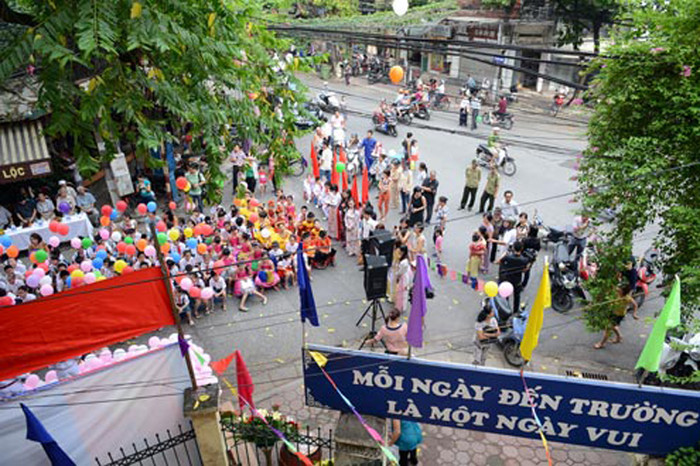 Sáng nay, Tiểu học Bà Triệu (quận Hai Bà Trưng, Hà Nội) khai giảng năm học mới. Do không có sân trường nên buổi lễ được tổ chức dưới lòng đường. >> Chùm ảnh: Giới trẻ Hà Thành chào Quốc khánh bằng đàn ghita >>Nữ sinh đẹp rạng ngời ngày khai trường >> Rơi nước mắt, học sinh quỳ đất trong lễ tựu trường