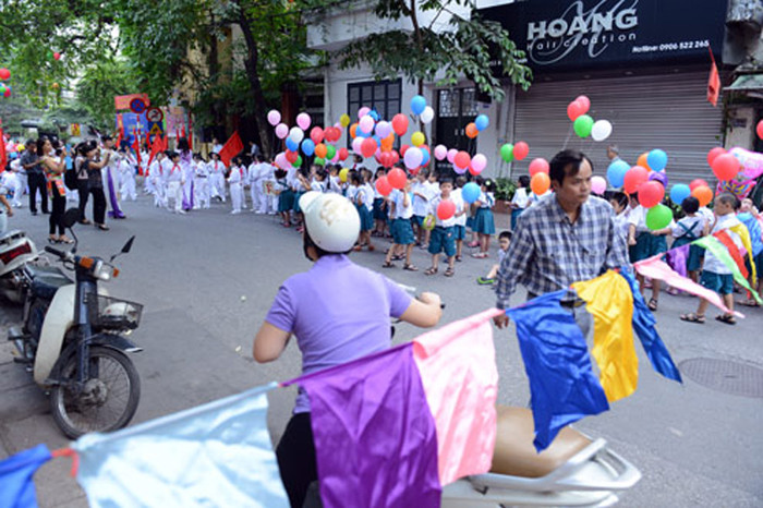 Nhiều phụ huynh tâm sự, dù không mấy thiện cảm với không gian chật hẹp, tạm bợ của trường, nhưng thời buổi xin học khó khăn, trường lại gần nhà nên đành chấp nhận. >> Chùm ảnh: Giới trẻ Hà Thành chào Quốc khánh bằng đàn ghita >>Nữ sinh đẹp rạng ngời ngày khai trường >> Rơi nước mắt, học sinh quỳ đất trong lễ tựu trường