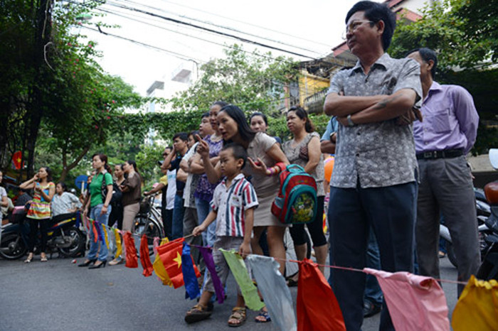 Các phụ huynh và người dân quanh đây cũng quá quen thuộc với việc chặn đường để tạo khoảng không cho con em sinh hoạt. >> Chùm ảnh: Giới trẻ Hà Thành chào Quốc khánh bằng đàn ghita >>Nữ sinh đẹp rạng ngời ngày khai trường >> Rơi nước mắt, học sinh quỳ đất trong lễ tựu trường
