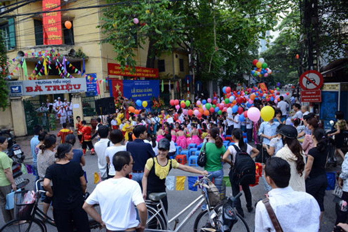 Không chỉ khai giảng dưới lòng đường, vào năm học, các em cũng phải chào cờ, mít tinh... dưới lòng đường. >> Chùm ảnh: Giới trẻ Hà Thành chào Quốc khánh bằng đàn ghita >>Nữ sinh đẹp rạng ngời ngày khai trường >> Rơi nước mắt, học sinh quỳ đất trong lễ tựu trường