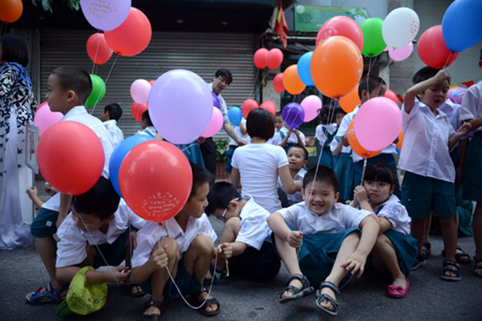 Các bé 6 tuổi vẫn rất vui vẻ và hào hứng khi được lên lớp 1 với thầy cô và bạn bè mới. >> Chùm ảnh: Giới trẻ Hà Thành chào Quốc khánh bằng đàn ghita >>Nữ sinh đẹp rạng ngời ngày khai trường >> Rơi nước mắt, học sinh quỳ đất trong lễ tựu trường