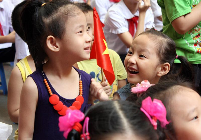 >> Chùm ảnh: Giới trẻ Hà Thành chào Quốc khánh bằng đàn ghita >>Nữ sinh đẹp rạng ngời ngày khai trường >> Rơi nước mắt, học sinh quỳ đất trong lễ tựu trường >>> Phát sốt vì cô giáo 9X xinh đẹp của trường Chuyên Hà Nội - Amsterdam