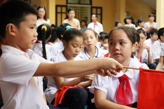 Hai bạn nói chuyện sau những ngày dài nghỉ hè không gặp nhau. Vì các em khiếm >> Chùm ảnh: Giới trẻ Hà Thành chào Quốc khánh bằng đàn ghita >>Nữ sinh đẹp rạng ngời ngày khai trường >> Rơi nước mắt, học sinh quỳ đất trong lễ tựu trường >>> Phát sốt vì cô giáo 9X xinh đẹp của trường Chuyên Hà Nội - Amsterdam