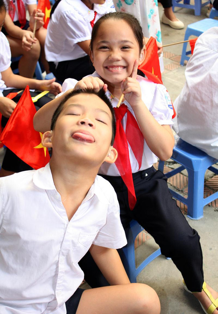 >> Chùm ảnh: Giới trẻ Hà Thành chào Quốc khánh bằng đàn ghita >>Nữ sinh đẹp rạng ngời ngày khai trường >> Rơi nước mắt, học sinh quỳ đất trong lễ tựu trường >>> Phát sốt vì cô giáo 9X xinh đẹp của trường Chuyên Hà Nội - Amsterdam