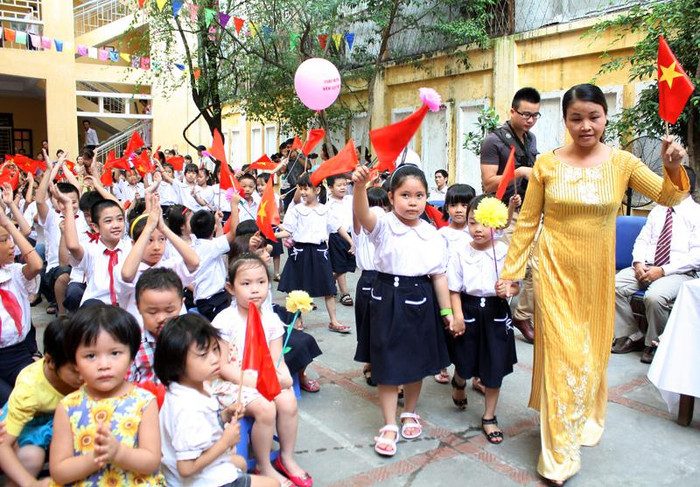 Các thành viên của lớp 1 được chào đón nồng nhiệt để bước vào năm học mới. >> Chùm ảnh: Giới trẻ Hà Thành chào Quốc khánh bằng đàn ghita >>Nữ sinh đẹp rạng ngời ngày khai trường >> Rơi nước mắt, học sinh quỳ đất trong lễ tựu trường >>> Phát sốt vì cô giáo 9X xinh đẹp của trường Chuyên Hà Nội - Amsterdam