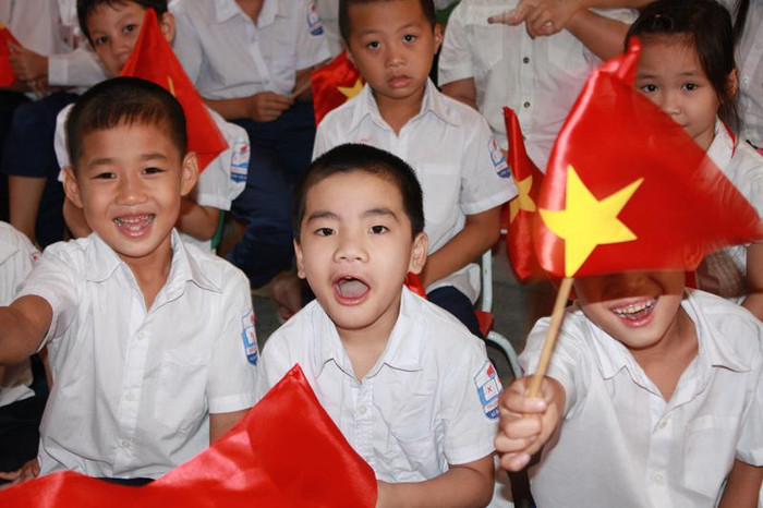 >> Chùm ảnh: Giới trẻ Hà Thành chào Quốc khánh bằng đàn ghita >>Nữ sinh đẹp rạng ngời ngày khai trường >> Rơi nước mắt, học sinh quỳ đất trong lễ tựu trường >>> Phát sốt vì cô giáo 9X xinh đẹp của trường Chuyên Hà Nội - Amsterdam