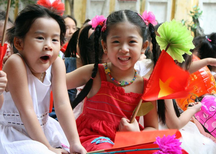 >> Chùm ảnh: Giới trẻ Hà Thành chào Quốc khánh bằng đàn ghita >>Nữ sinh đẹp rạng ngời ngày khai trường >> Rơi nước mắt, học sinh quỳ đất trong lễ tựu trường >>> Phát sốt vì cô giáo 9X xinh đẹp của trường Chuyên Hà Nội - Amsterdam