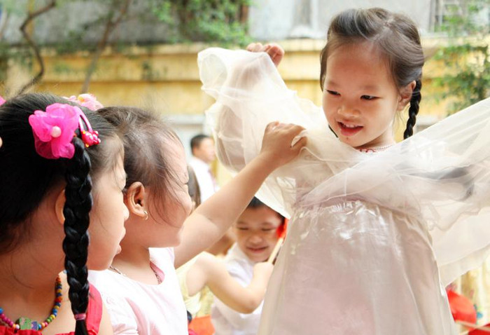 Bạn Hà Phương khoe với các bạn cùng lớp chiếc váy mới mẹ mua cho. >> Chùm ảnh: Giới trẻ Hà Thành chào Quốc khánh bằng đàn ghita >>Nữ sinh đẹp rạng ngời ngày khai trường >> Rơi nước mắt, học sinh quỳ đất trong lễ tựu trường >>> Phát sốt vì cô giáo 9X xinh đẹp của trường Chuyên Hà Nội - Amsterdam