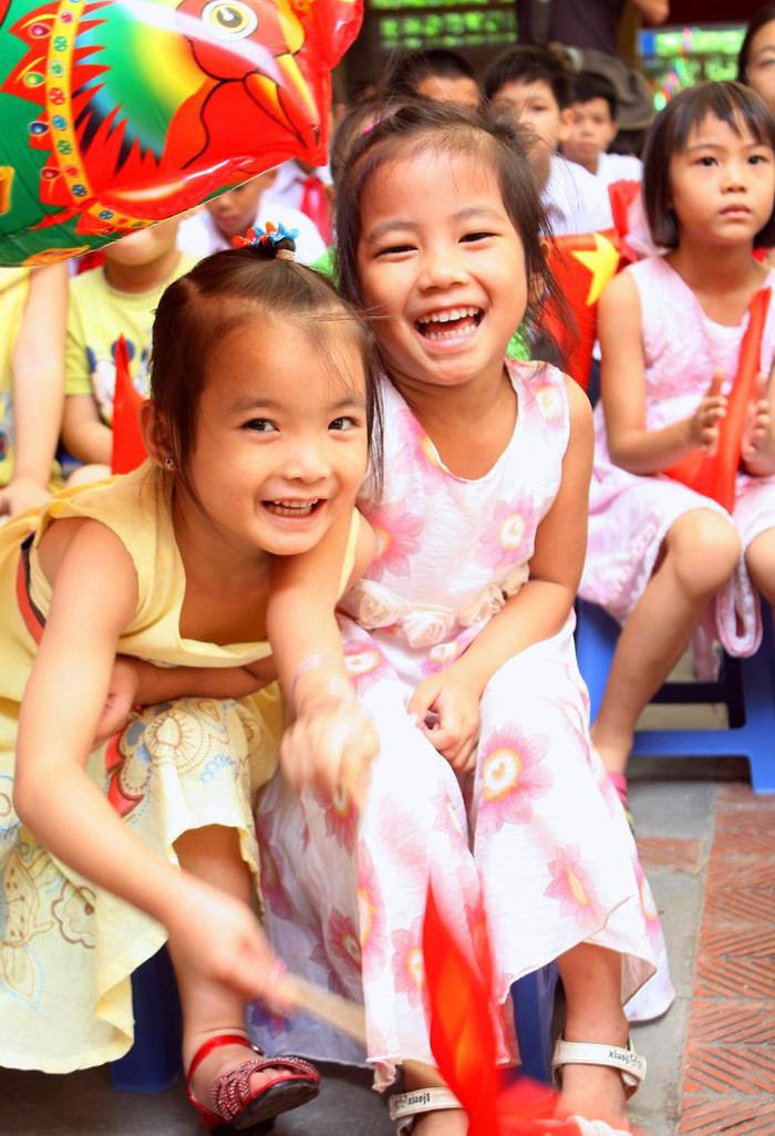 >> Chùm ảnh: Giới trẻ Hà Thành chào Quốc khánh bằng đàn ghita >>Nữ sinh đẹp rạng ngời ngày khai trường >> Rơi nước mắt, học sinh quỳ đất trong lễ tựu trường >>> Phát sốt vì cô giáo 9X xinh đẹp của trường Chuyên Hà Nội - Amsterdam