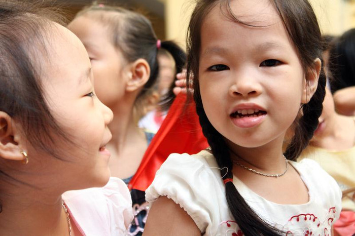 >> Chùm ảnh: Giới trẻ Hà Thành chào Quốc khánh bằng đàn ghita >>Nữ sinh đẹp rạng ngời ngày khai trường >> Rơi nước mắt, học sinh quỳ đất trong lễ tựu trường >>> Phát sốt vì cô giáo 9X xinh đẹp của trường Chuyên Hà Nội - Amsterdam