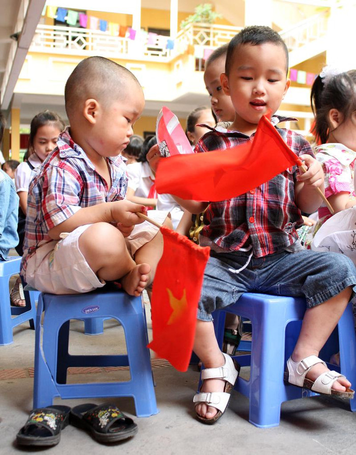 Mới bước vào lớp 1 nên bạn nhỏ này chưa quen với việc ngồi ngay ngắn. >> Chùm ảnh: Giới trẻ Hà Thành chào Quốc khánh bằng đàn ghita >>Nữ sinh đẹp rạng ngời ngày khai trường >> Rơi nước mắt, học sinh quỳ đất trong lễ tựu trường >>> Phát sốt vì cô giáo 9X xinh đẹp của trường Chuyên Hà Nội - Amsterdam