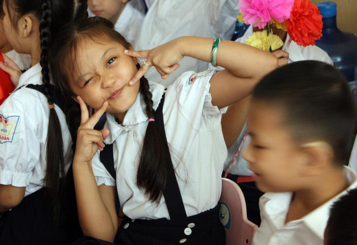 Nhí nhảnh tạo dáng. >> Chùm ảnh: Giới trẻ Hà Thành chào Quốc khánh bằng đàn ghita >>Nữ sinh đẹp rạng ngời ngày khai trường >> Rơi nước mắt, học sinh quỳ đất trong lễ tựu trường >>> Phát sốt vì cô giáo 9X xinh đẹp của trường Chuyên Hà Nội - Amsterdam