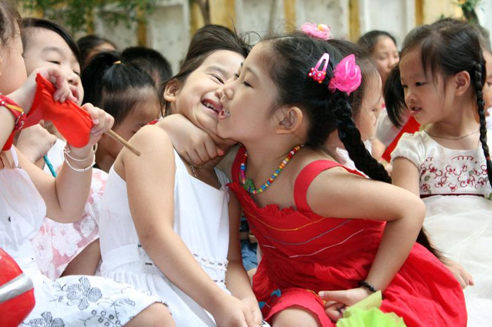 Một cái ôm thật chặt cho những ngày xa nhau. >> Chùm ảnh: Giới trẻ Hà Thành chào Quốc khánh bằng đàn ghita >>Nữ sinh đẹp rạng ngời ngày khai trường >> Rơi nước mắt, học sinh quỳ đất trong lễ tựu trường >>> Phát sốt vì cô giáo 9X xinh đẹp của trường Chuyên Hà Nội - Amsterdam