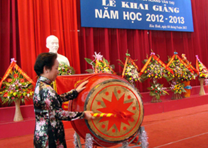 Phó Chủ tịch nước Nguyễn Thị Doan đã đến dự và đánh trống khai giảng năm học mới tại Trường THPT chuyên Hoàng Văn Thụ (Hòa Bình). >> Chùm ảnh: Nét hồn nhiên của các bé khiếm thính ngày tựu trường >> Chùm ảnh: Giới trẻ Hà Thành chào Quốc khánh bằng đàn ghita >>Nữ sinh đẹp rạng ngời ngày khai trường >> Rơi nước mắt, học sinh quỳ đất trong lễ tựu trường Phó Chủ tịch nước Nguyễn Thị Doan đã đến dự và đánh trống khai giảng năm học mới tại Trường THPT chuyên Hoàng Văn Thụ (Hòa Bình). >> Chùm ảnh: Nét hồn nhiên của các bé khiếm thính ngày tựu trường >> Chùm ảnh: Giới trẻ Hà Thành chào Quốc khánh bằng đàn ghita >>Nữ sinh đẹp rạng ngời ngày khai trường >> Rơi nước mắt, học sinh quỳ đất trong lễ tựu trường