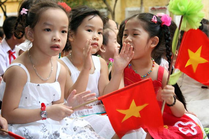 >> Chùm ảnh: Giới trẻ Hà Thành chào Quốc khánh bằng đàn ghita >>Nữ sinh đẹp rạng ngời ngày khai trường >> Rơi nước mắt, học sinh quỳ đất trong lễ tựu trường >>> Phát sốt vì cô giáo 9X xinh đẹp của trường Chuyên Hà Nội - Amsterdam