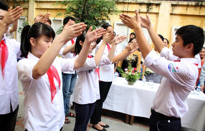 Trong hơn 400 học sinh, chiếm hơn nửa là học sinh bị khiếm thính. Các em phải học bằng ngôn ngữ cử chỉ. >> Chùm ảnh: Giới trẻ Hà Thành chào Quốc khánh bằng đàn ghita >>Nữ sinh đẹp rạng ngời ngày khai trường >> Rơi nước mắt, học sinh quỳ đất trong lễ tựu trường >>> Phát sốt vì cô giáo 9X xinh đẹp của trường Chuyên Hà Nội - Amsterdam