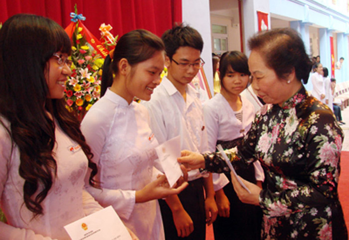 Phó Chủ tịch nước biểu dương những thành tích trong học tập và giảng dạy của học sinh và giáo viên Trường THPT chuyên Hoàng Văn Thụ trong những năm qua. >> Chùm ảnh: Nét hồn nhiên của các bé khiếm thính ngày tựu trường >> Chùm ảnh: Giới trẻ Hà Thành chào Quốc khánh bằng đàn ghita >>Nữ sinh đẹp rạng ngời ngày khai trường >> Rơi nước mắt, học sinh quỳ đất trong lễ tựu trường Phó Chủ tịch nước biểu dương những thành tích trong học tập và giảng dạy của học sinh và giáo viên Trường THPT chuyên Hoàng Văn Thụ trong những năm qua. >> Chùm ảnh: Nét hồn nhiên của các bé khiếm thính ngày tựu trường >> Chùm ảnh: Giới trẻ Hà Thành chào Quốc khánh bằng đàn ghita >>Nữ sinh đẹp rạng ngời ngày khai trường >> Rơi nước mắt, học sinh quỳ đất trong lễ tựu trường