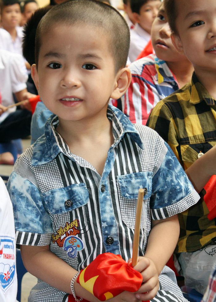 >> Chùm ảnh: Giới trẻ Hà Thành chào Quốc khánh bằng đàn ghita >>Nữ sinh đẹp rạng ngời ngày khai trường >> Rơi nước mắt, học sinh quỳ đất trong lễ tựu trường >>> Phát sốt vì cô giáo 9X xinh đẹp của trường Chuyên Hà Nội - Amsterdam