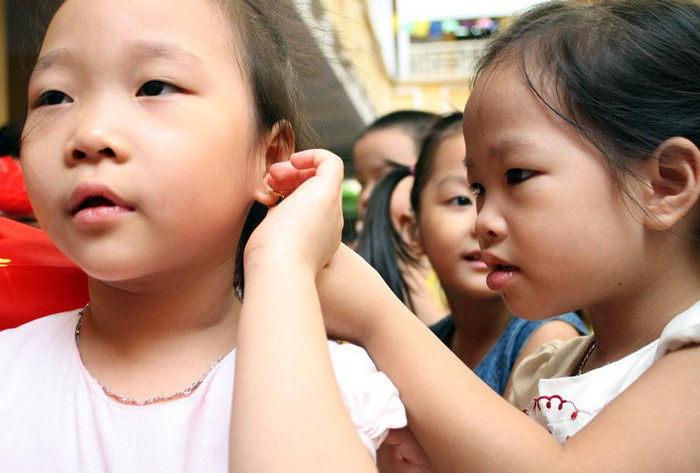 Các bạn gái thì tết tóc cho nhau và chỉnh lại bông tai. >> Chùm ảnh: Giới trẻ Hà Thành chào Quốc khánh bằng đàn ghita >>Nữ sinh đẹp rạng ngời ngày khai trường >> Rơi nước mắt, học sinh quỳ đất trong lễ tựu trường >>> Phát sốt vì cô giáo 9X xinh đẹp của trường Chuyên Hà Nội - Amsterdam