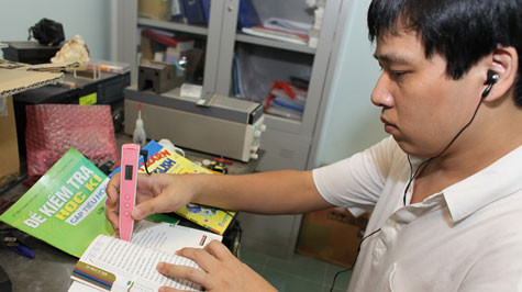 Robot teacher của Viện Vật lý VN là sản phẩm bút chấm đọc đầu tiên được đề án dạy học ngoại ngữ trong hệ thống giáo dục quốc dân giới thiệu cho các cơ sở GD-ĐT. Robot teacher của Viện Vật lý VN là sản phẩm bút chấm đọc đầu tiên được đề án dạy học ngoại ngữ trong hệ thống giáo dục quốc dân giới thiệu cho các cơ sở GD-ĐT.