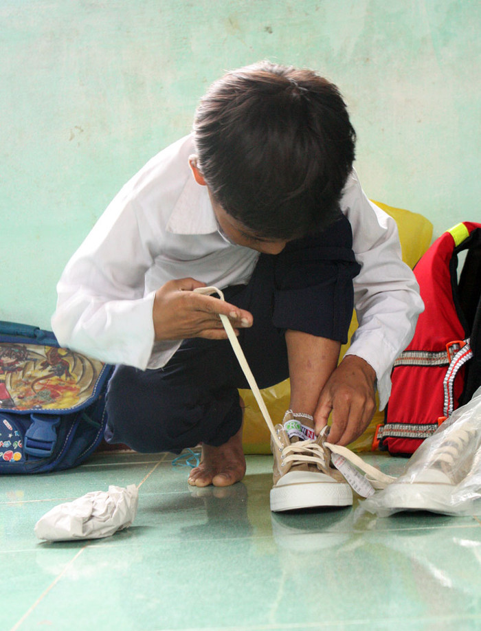 Đôi giày mới được tặng, em học sinh này phải loay hoay mãi mới đi được vào. Hy vọng những món quà nhỏ này sẽ giúp những đôi chân bé bỏng vững bước đến trường. <<NỮ SINH CĐ DU LỊCH ĐẸP DỊU DÀNG TRONG NẮNG THU <<VẺ ĐẸP KIÊU SA CỦA HOT GIRL CĐ TRUYỀN HÌNH HÀ NỘI <<Á KHÔI CĐ TRUYỀN HÌNH TRỊNH THU THẢO ĐẸP RẠNG NGỜI ĐÓN TRUNG THU <<HOTGIRL CẨM TÚ ĐẸP LÃNG MẠN TRONG SẮC MÀU HOA CỎ Đôi giày mới được tặng, em học sinh này phải loay hoay mãi mới đi được vào. Hy vọng những món quà nhỏ này sẽ giúp những đôi chân bé bỏng vững bước đến trường. <<NỮ SINH CĐ DU LỊCH ĐẸP DỊU DÀNG TRONG NẮNG THU <<VẺ ĐẸP KIÊU SA CỦA HOT GIRL CĐ TRUYỀN HÌNH HÀ NỘI <<Á KHÔI CĐ TRUYỀN HÌNH TRỊNH THU THẢO ĐẸP RẠNG NGỜI ĐÓN TRUNG THU <<HOTGIRL CẨM TÚ ĐẸP LÃNG MẠN TRONG SẮC MÀU HOA CỎ