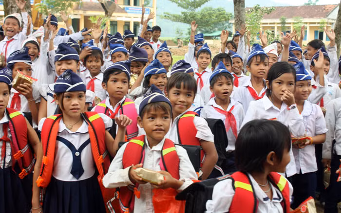 Chỉ thấy một chiếc ô tô đồ chơi thôi nhưng những ánh mắt của các em đã chăm chú dõi theo, rất ngạc nhiên. <<NỮ SINH CĐ DU LỊCH ĐẸP DỊU DÀNG TRONG NẮNG THU <<VẺ ĐẸP KIÊU SA CỦA HOT GIRL CĐ TRUYỀN HÌNH HÀ NỘI <<Á KHÔI CĐ TRUYỀN HÌNH TRỊNH THU THẢO ĐẸP RẠNG NGỜI ĐÓN TRUNG THU <<HOTGIRL CẨM TÚ ĐẸP LÃNG MẠN TRONG SẮC MÀU HOA CỎ