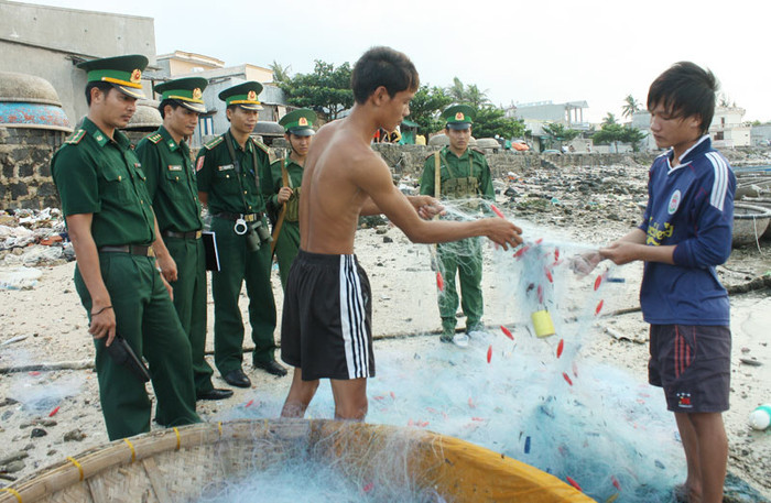 Ngoài việc tuần tra, các anh còn thăm hỏi, động viên và giúp đỡ để ngư dân trên đảo vững vàng bám biển. Ngoài việc tuần tra, các anh còn thăm hỏi, động viên và giúp đỡ để ngư dân trên đảo vững vàng bám biển.