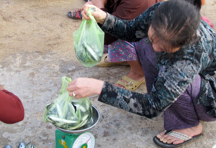 Những người già đi thể dục buổi sáng cũng tranh thủ mua cá về dùng trong ngày.