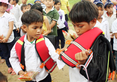 Những chiếc cặp phao nhận được sẽ giúp các em an tâm mỗi khi đến trường. Ảnh: Giàng A Cối