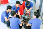 Sinh viên Trường Đại học Công nghiệp Hà Nội đang chế tạo Robocon. Ảnh: NTCC.