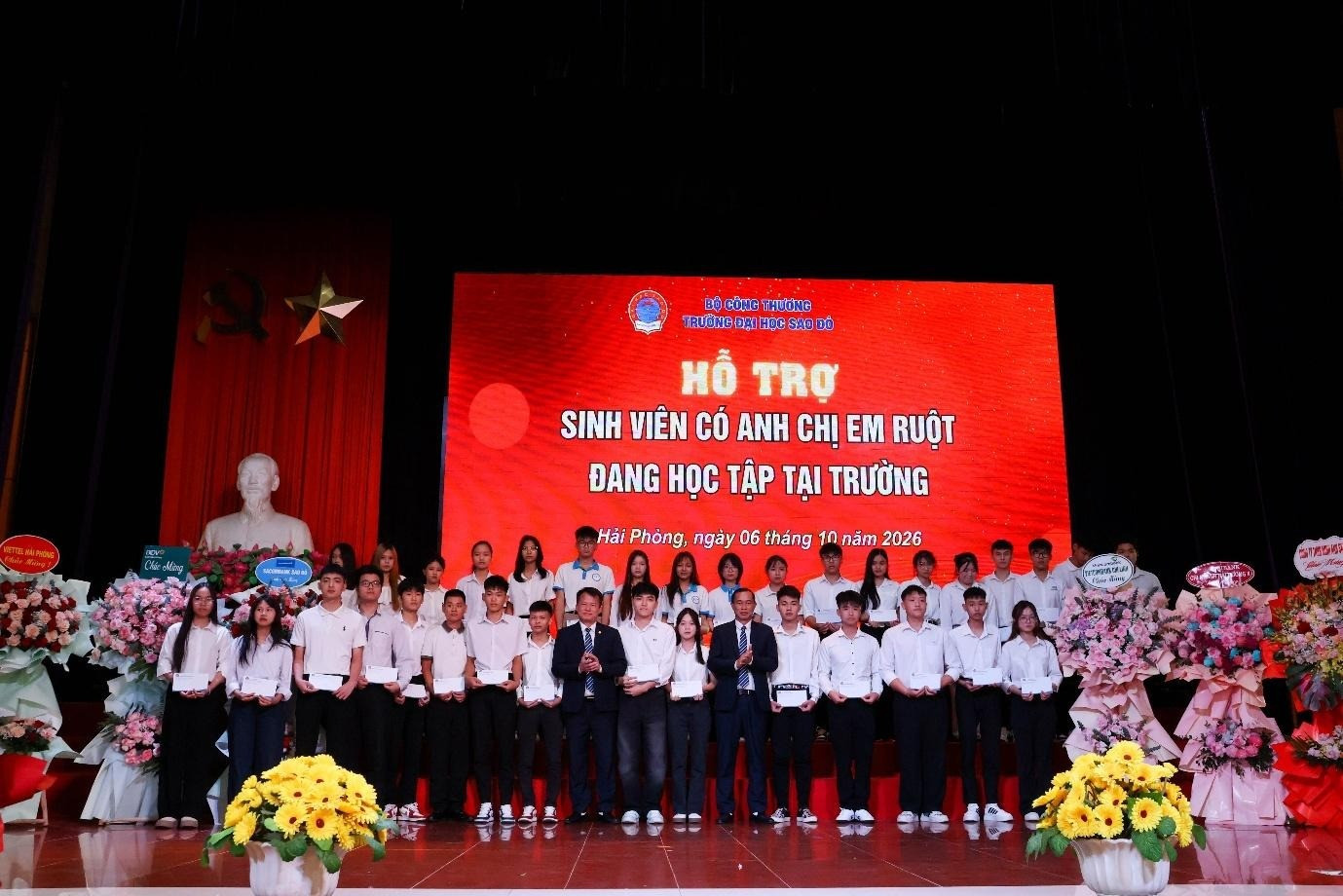 Tại chương trình Nhà trường trao thưởng các suất học bổng và hỗ trợ sinh viên đang học tập tại trường.