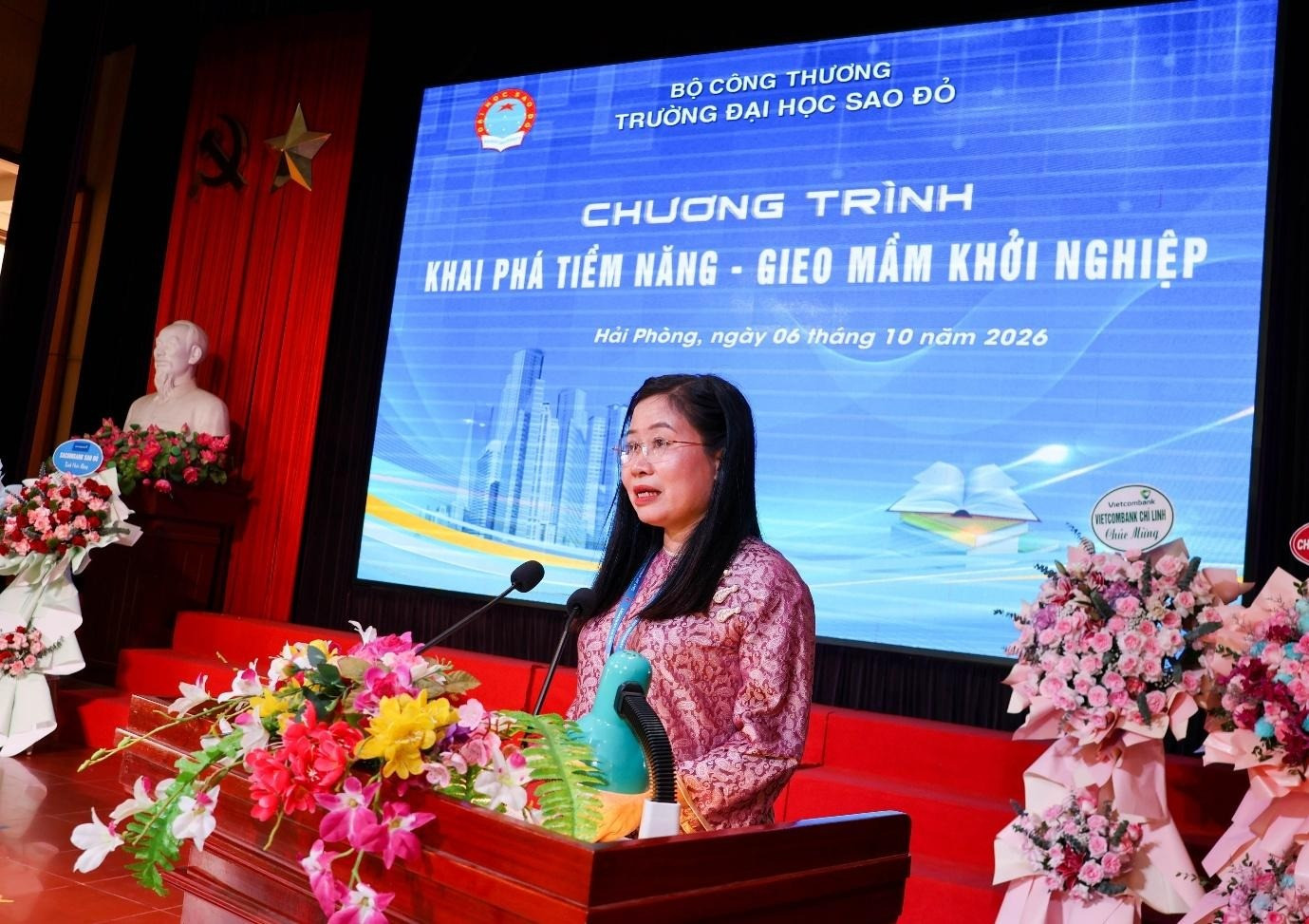 NGƯT.TS Nguyễn Thị Kim Nguyên - Bí thư Đảng ủy, Hiệu trưởng Trường Đại học Sao Đỏ phát biểu tại chương trình.