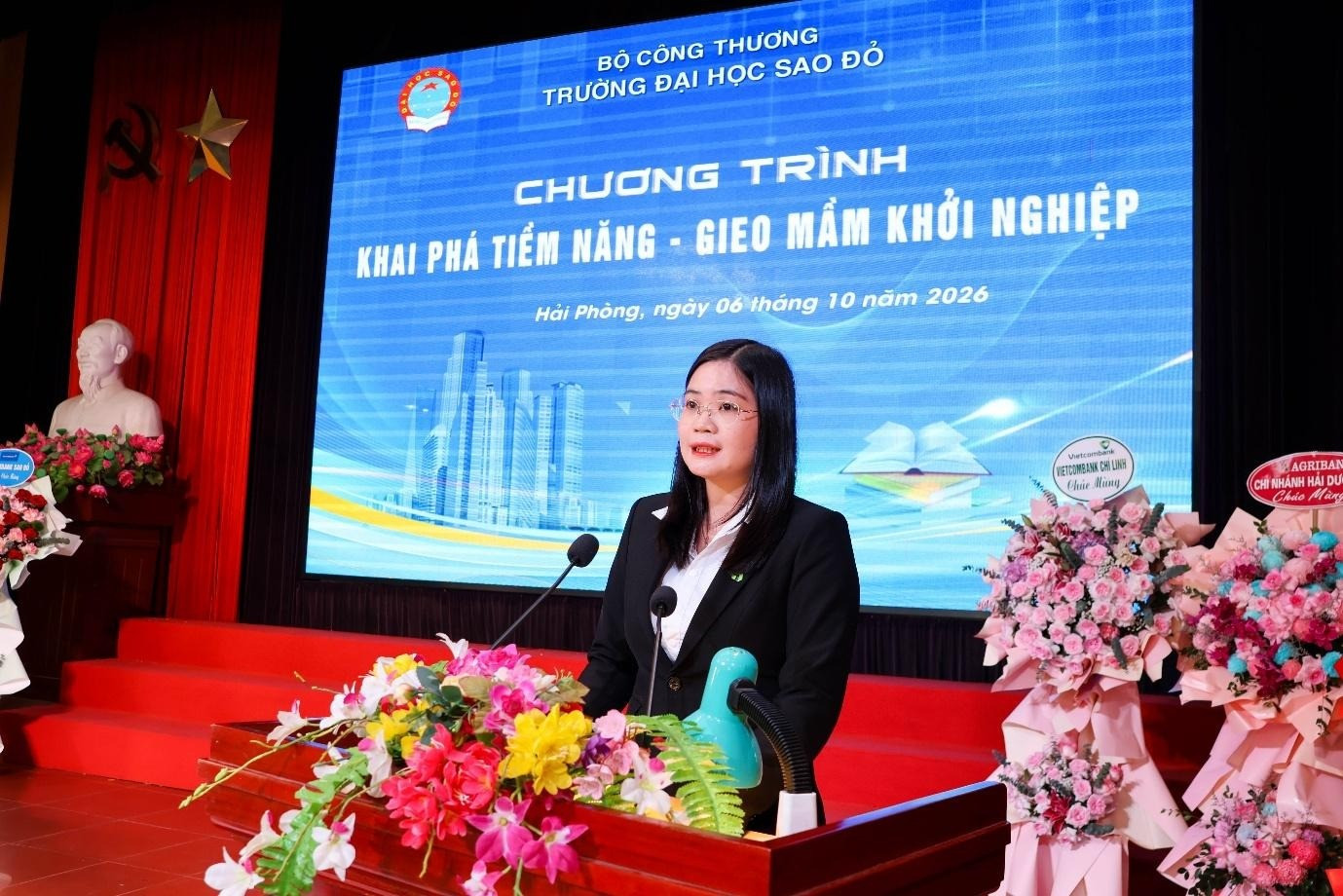 Bà Nguyễn Thị Hồng Ngọc – Giám đốc nhân sự Công ty Cổ phần Nhựa An Phát Xanh (Tập đoàn An Phát Holdings) đại diện doanh nghiệp phát biểu tại chương trình.