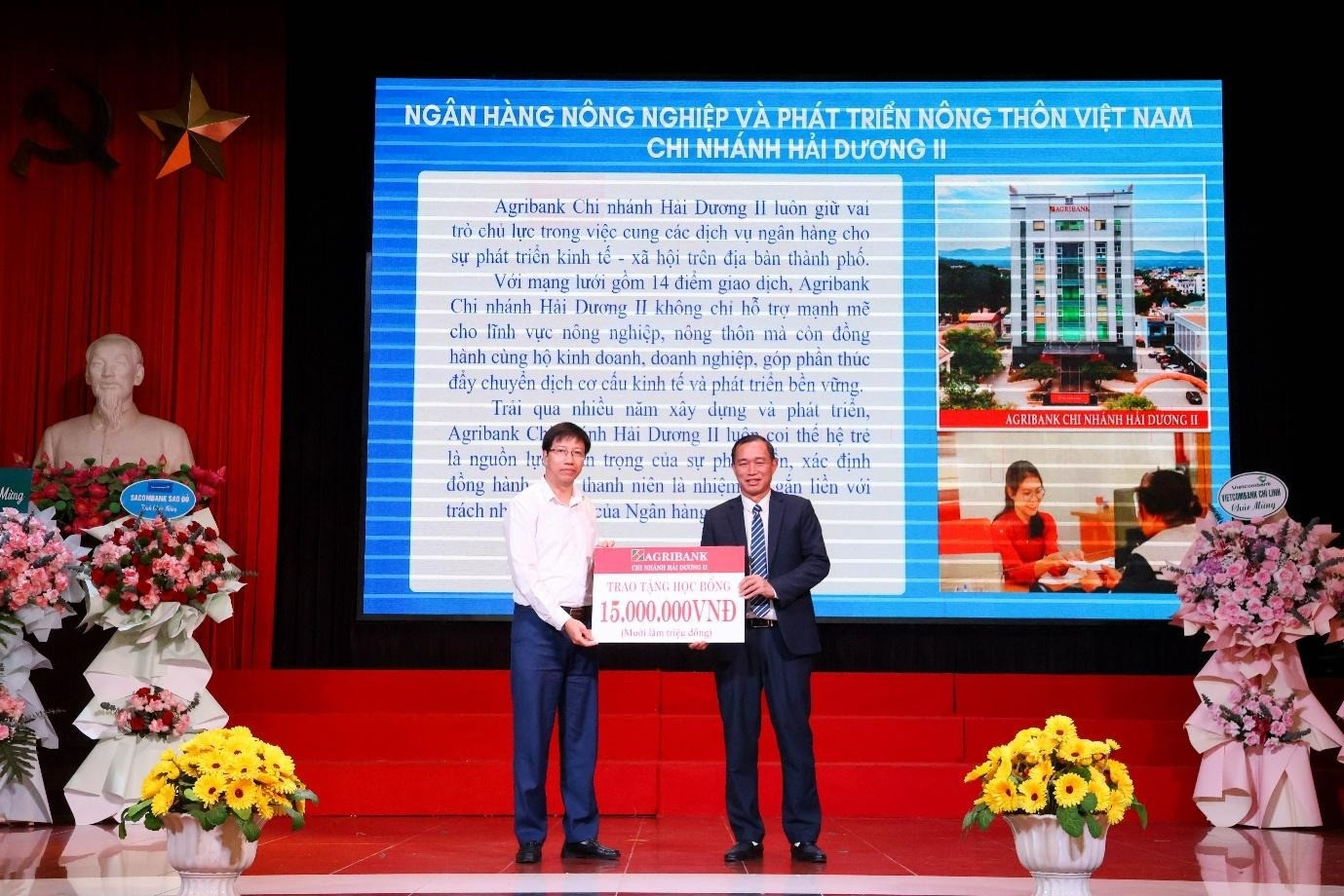 Các doanh nghiệp trao tặng nhiều phần quà tài trợ, xây dựng quỹ Khuyến học, khuyến tài của nhà trường.