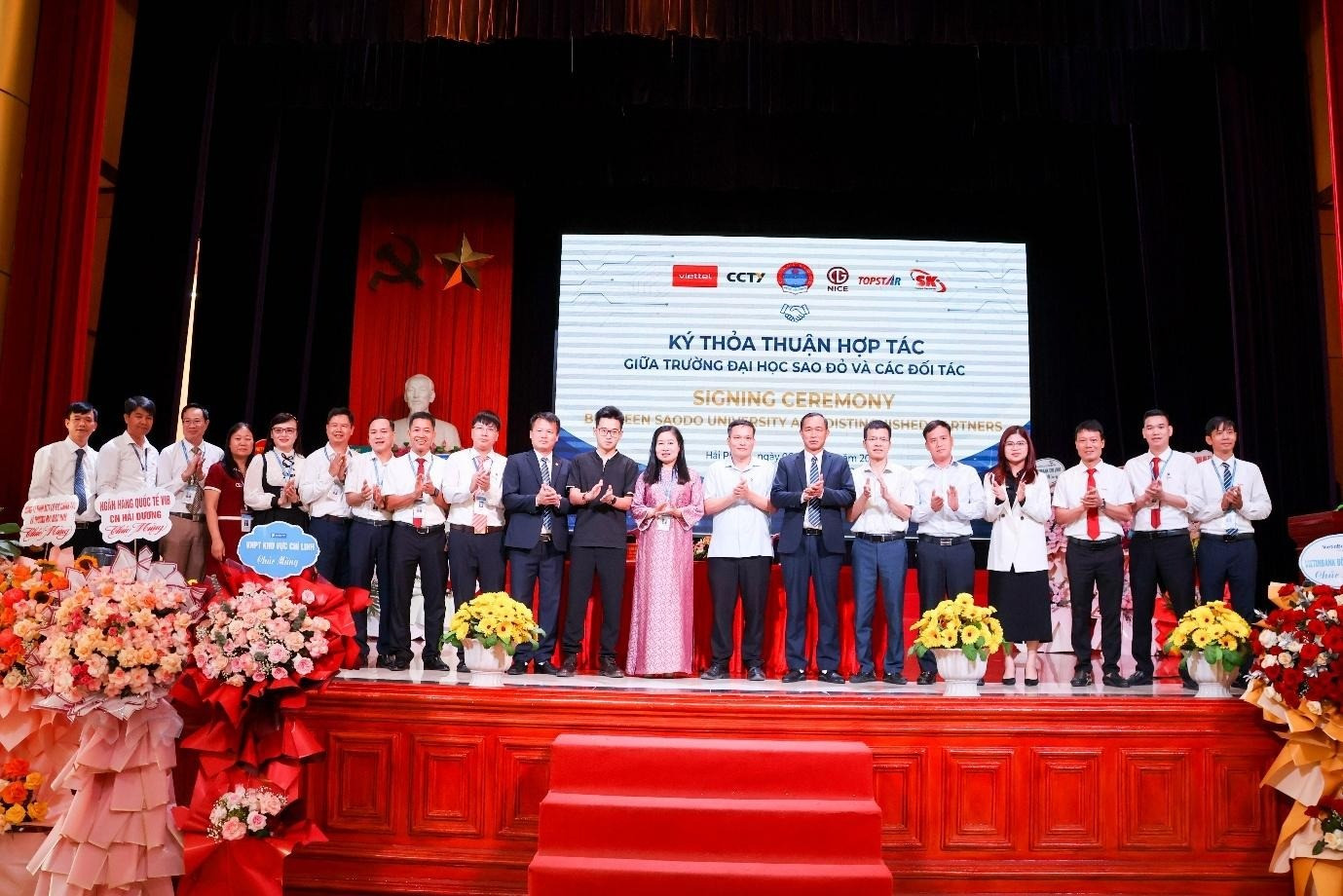 Nhà trường ký thỏa thuận hợp tác với các doanh nghiệp tại chương trình.