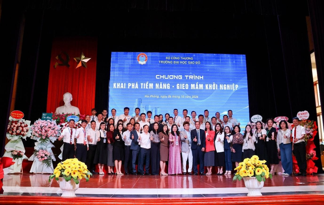 Ban Giám hiệu, cán bộ quản lý và lãnh đạo các doanh nghiệp chụp ảnh lưu niệm tại chương trình.