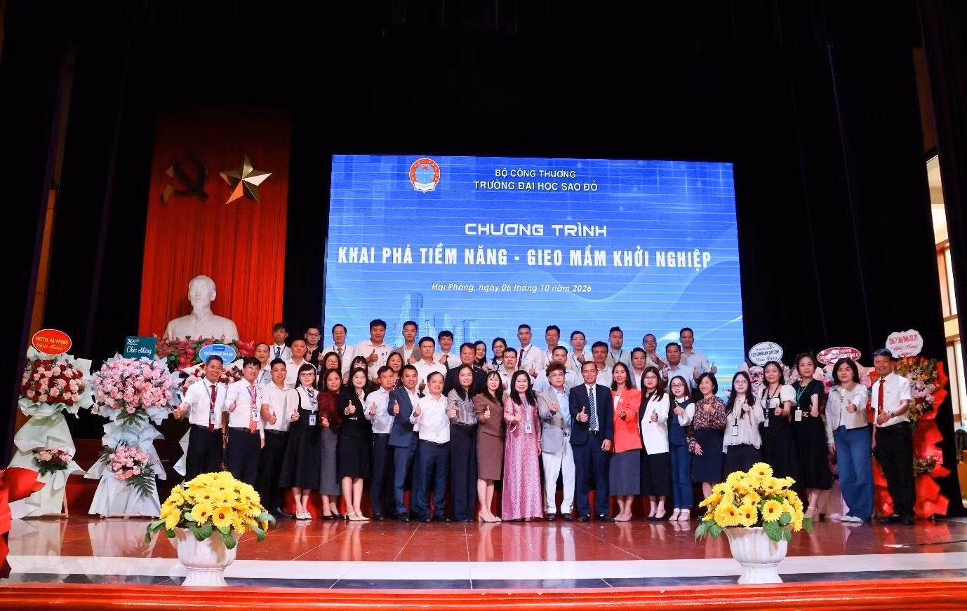 Ban Giám hiệu, cán bộ quản lý và lãnh đạo các doanh nghiệp chụp ảnh lưu niệm tại chương trình.