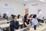 Ngoài miễn thị thực, giấy phép lao động còn cần nhiều giải pháp để chiêu mộ chuyên gia nước ngoài