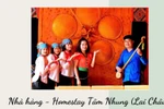Chị Lò Thị Tâm (thứ 4 từ bên trái) - chủ Nhà hàng, homestay Tâm Nhung. Ảnh: NVCC.
