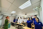 Trường Trung học phổ thông Mai Hắc Đế phối hợp với cơ quan chức năng tuyên truyền pháp luật cho học sinh. Ảnh: NTCC
