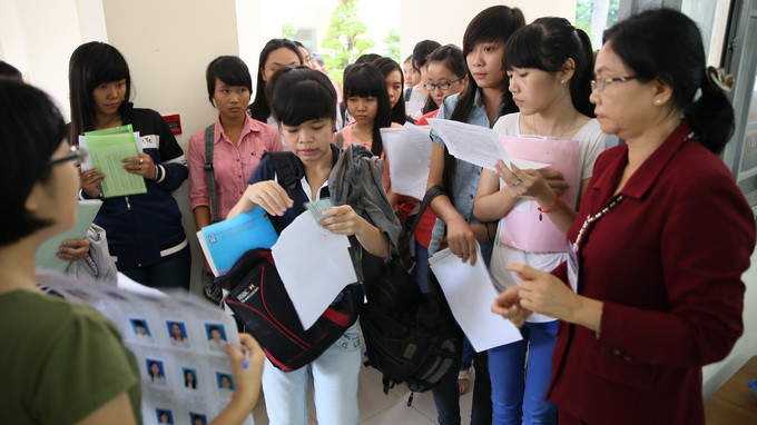 Các thí sinh nộp hồ sơ đăng ký dự thi đại học. Ảnh minh họa Các thí sinh nộp hồ sơ đăng ký dự thi đại học. Ảnh minh họa