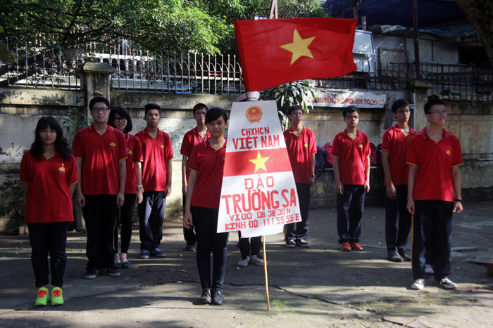 Học sinh hát quốc ca, xếp hình tổ quốc thể hiện lòng yêu nước ảnh 6 Học sinh hát quốc ca, xếp hình tổ quốc thể hiện lòng yêu nước ảnh 6