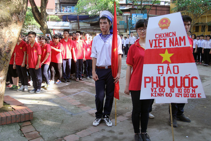 Học sinh hát quốc ca, xếp hình tổ quốc thể hiện lòng yêu nước ảnh 4 Học sinh hát quốc ca, xếp hình tổ quốc thể hiện lòng yêu nước ảnh 4