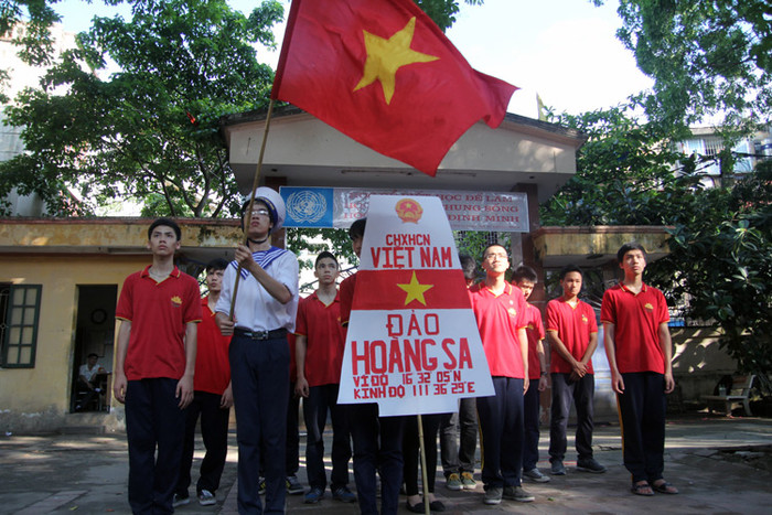 Học sinh hát quốc ca, xếp hình tổ quốc thể hiện lòng yêu nước ảnh 7 Học sinh hát quốc ca, xếp hình tổ quốc thể hiện lòng yêu nước ảnh 7