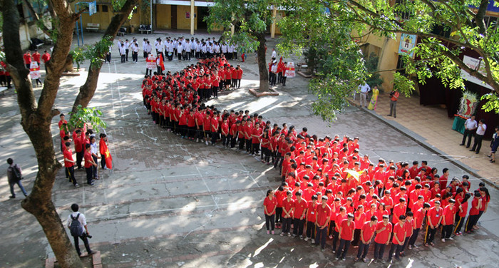 Học sinh hát quốc ca, xếp hình tổ quốc thể hiện lòng yêu nước ảnh 8 Học sinh hát quốc ca, xếp hình tổ quốc thể hiện lòng yêu nước ảnh 8