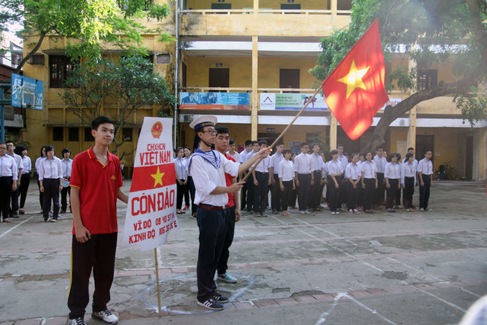 Học sinh hát quốc ca, xếp hình tổ quốc thể hiện lòng yêu nước ảnh 5 Học sinh hát quốc ca, xếp hình tổ quốc thể hiện lòng yêu nước ảnh 5