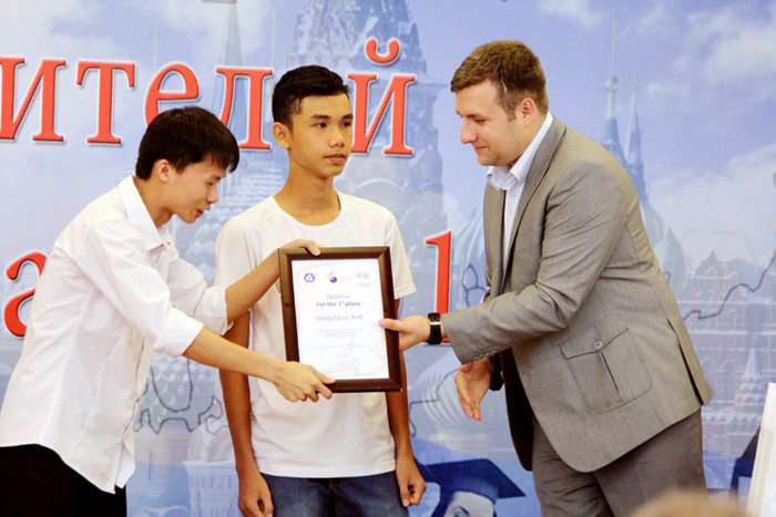 Em Đặng Quốc Anh, sinh viên năm nhất K58 lớp Tiên tiến công nghệ hạt nhân (Trường Đại học KHTN – ĐHQGHN) bước lên bục nhận giải nhất Cuộc thi Olympic Vật lý “Giáo dục hạt nhân ở Nga”. Ảnh Xuân Trung Em Đặng Quốc Anh, sinh viên năm nhất K58 lớp Tiên tiến công nghệ hạt nhân (Trường Đại học KHTN – ĐHQGHN) bước lên bục nhận giải nhất Cuộc thi Olympic Vật lý “Giáo dục hạt nhân ở Nga”. Ảnh Xuân Trung