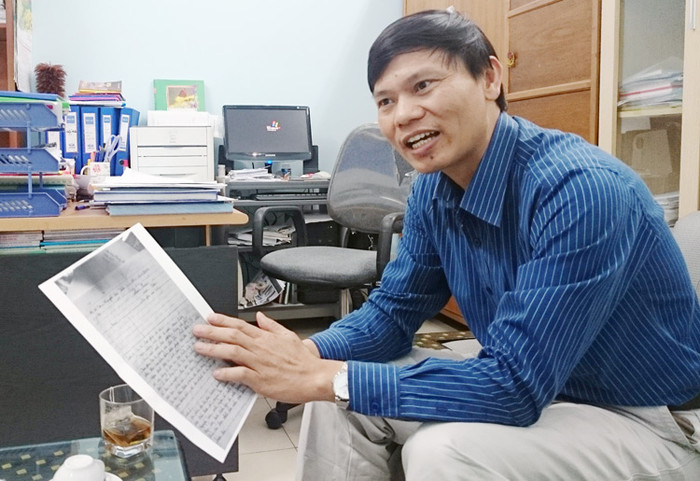 Ông Nguyễn Văn Khánh cho biết, với em học sinh ở hệ bổ túc nhiều lúc cũng phải linh hoạt, có thể phải có những bài để động viên học sinh. Khi thấy học sinh làm bài kết quả hơi thấp, học sinh xin thì các thầy có thể linh động cho các em làm bài lại. Ảnh Xuân Trung Ông Nguyễn Văn Khánh cho biết, với em học sinh ở hệ bổ túc nhiều lúc cũng phải linh hoạt, có thể phải có những bài để động viên học sinh. Khi thấy học sinh làm bài kết quả hơi thấp, học sinh xin thì các thầy có thể linh động cho các em làm bài lại. Ảnh Xuân Trung