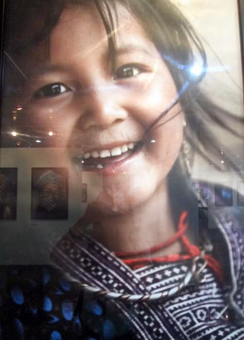 Em bé người H’Mông vui tươi.