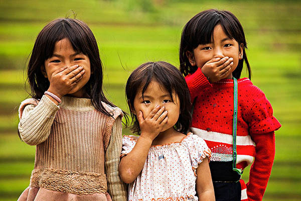 Nụ cười che miệng ở Mù Cang Chải. Nụ cười che miệng ở Mù Cang Chải.
